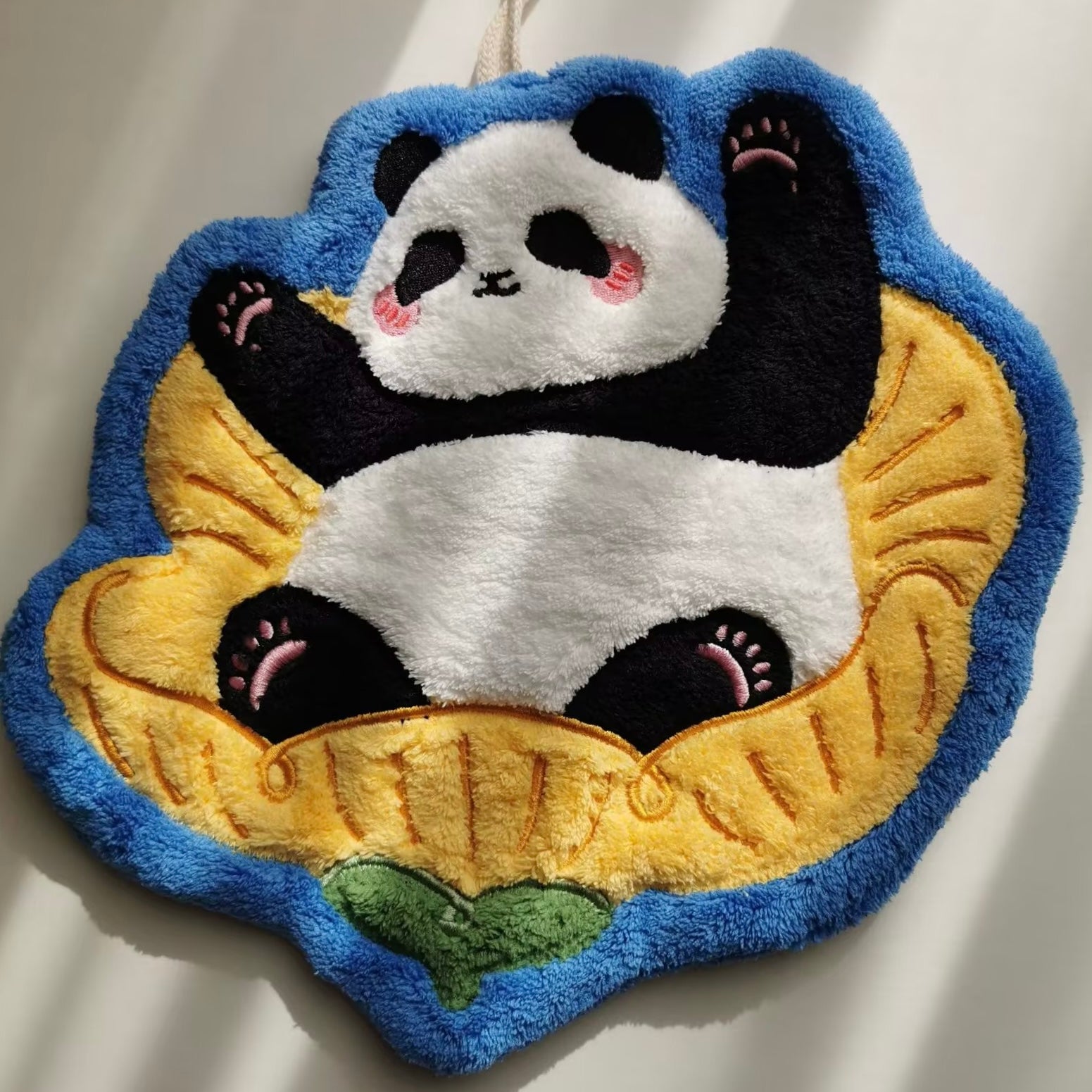 お花でくつろぐパンダのループ付きハンドタオル