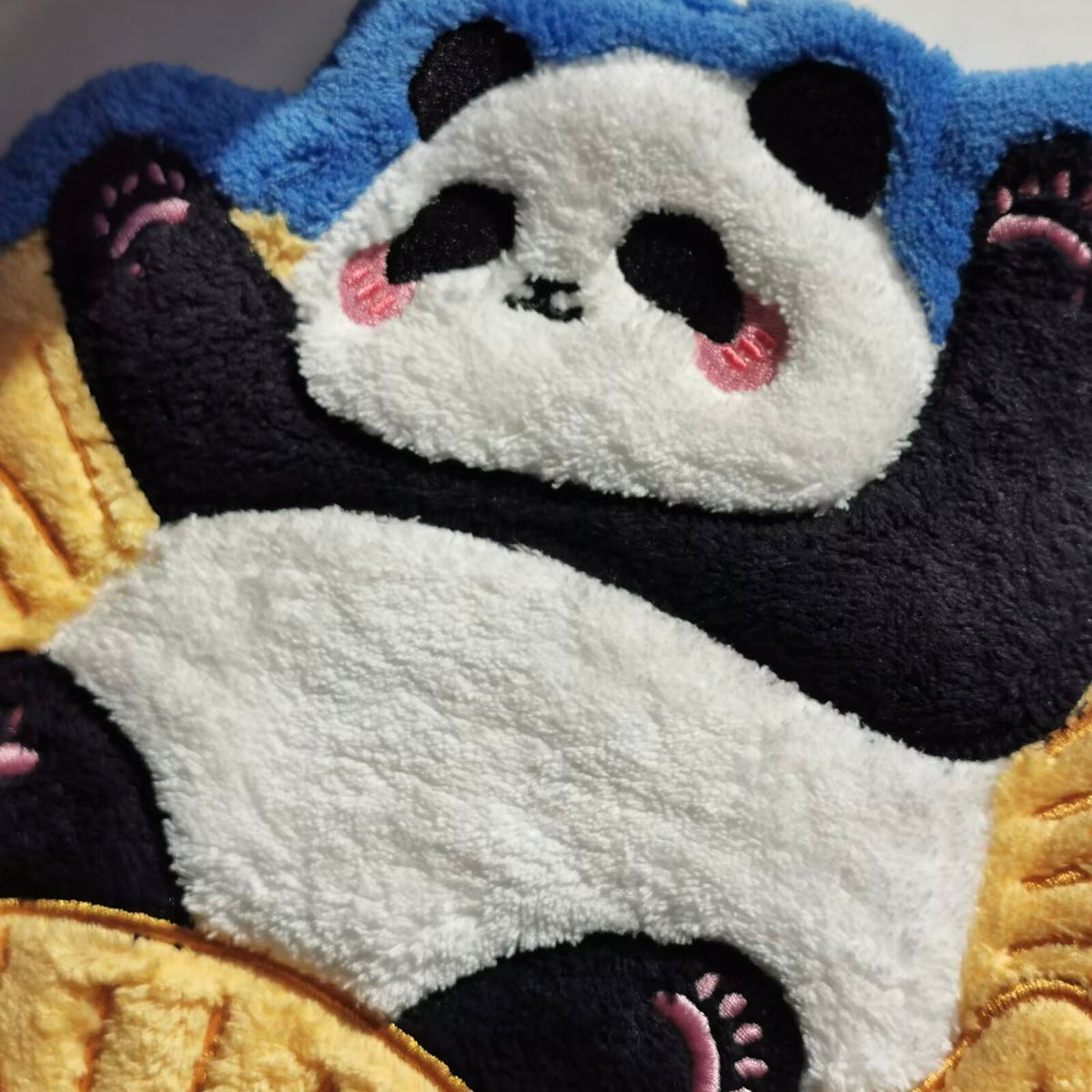 お花でくつろぐパンダのループ付きハンドタオル