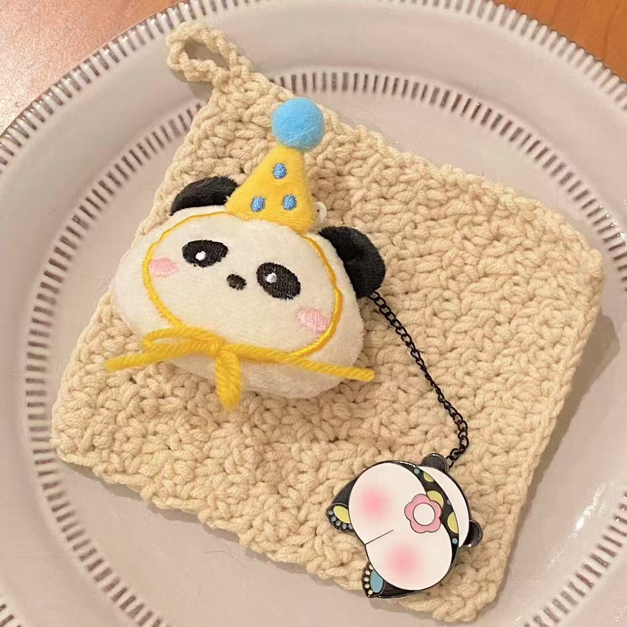 パンダのぬいぐるみブローチ